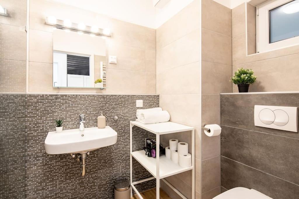 Apartament Marone 209 ~ Ac/balcony/indoor Parking *